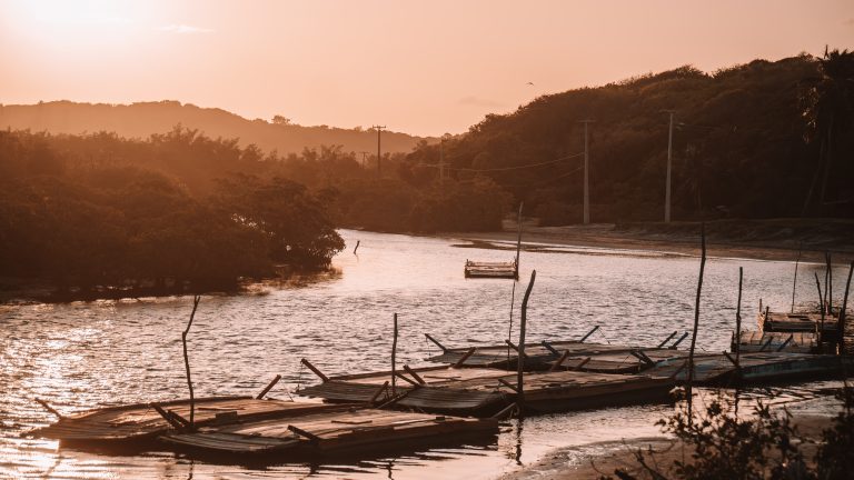 rio e canoas no por do sol