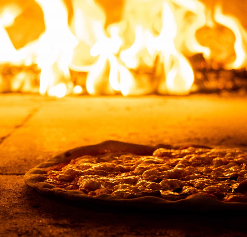 pizza no forno a lenha