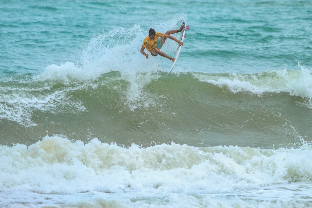 surfista voando sob as ondas