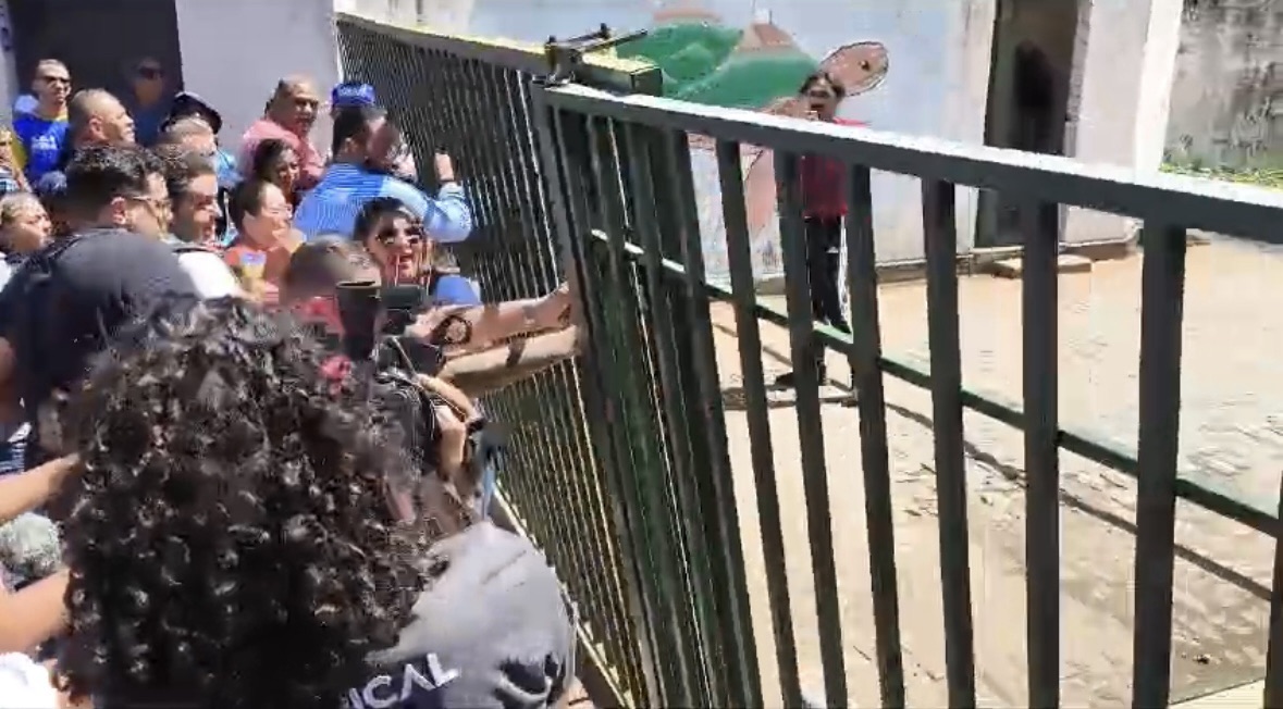 Manifestantes no Idema foto reprodução redes sociais