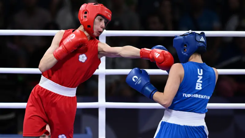 Lin Yu Ting, de Taiwan, à esquerda, e Sitora Turdibekova, do Uzbequistão FOTO JOEL CARRETT EPA