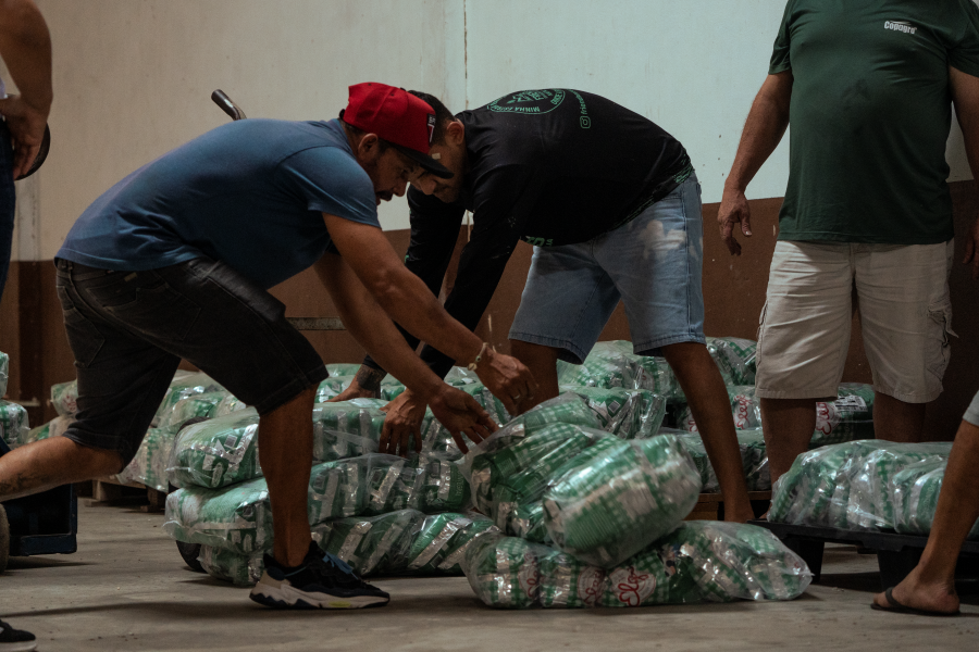 Descarregamento do leite no Armazém da Caridade - Fotos Gui Lanzillo
