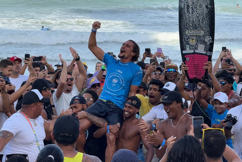 Mateus Sena carregado por Jadson André e Emanoel Tobias até o pódio Crédito da Foto Aleko Stergiou WSL Latam
