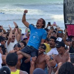 Mateus Sena carregado por Jadson André e Emanoel Tobias até o pódio Crédito da Foto Aleko Stergiou WSL Latam