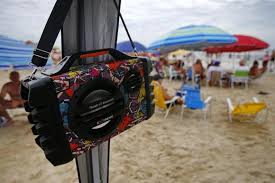 caixa de som em praia