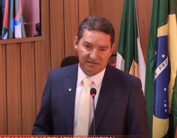 Prefeito Valdeníco Costa lendo a mensagem na Camara
