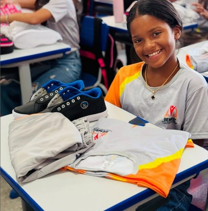 Estudantes de Baía Formosa receberam nesta semama a farda da escola de 2025