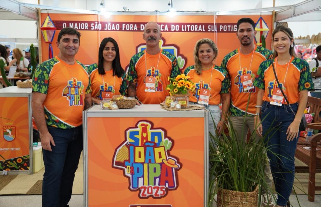 Equipe da secretária de Turismo na FEMPTUR 2025