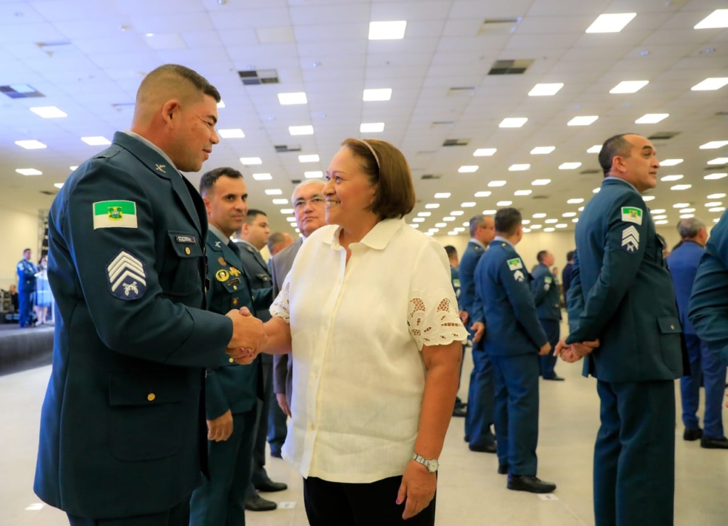 PM em aperto de mão com a governadora