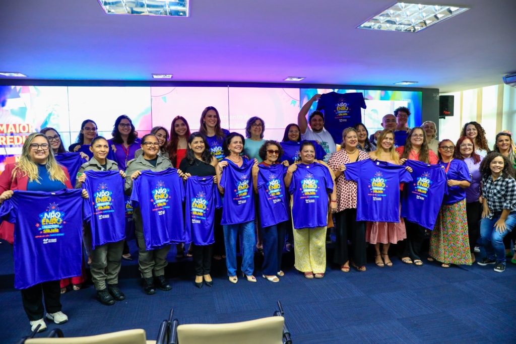 Mulheres no evento mostrando a camisa promoção da campanha não é não no São Joao