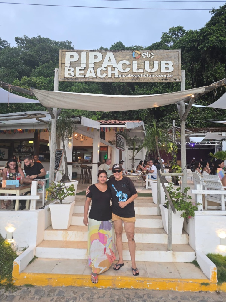 Fernanda e Juçara ma frente do Pipa Beach Club 
