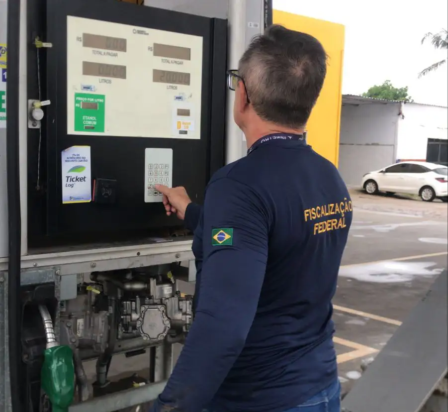 fiscal fazendo vistoria em bomba de combustvel