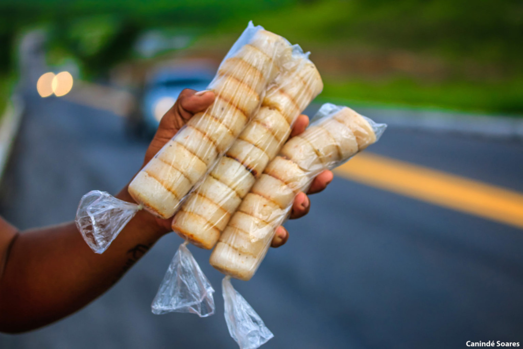 mão com produtos sendo oferecidos