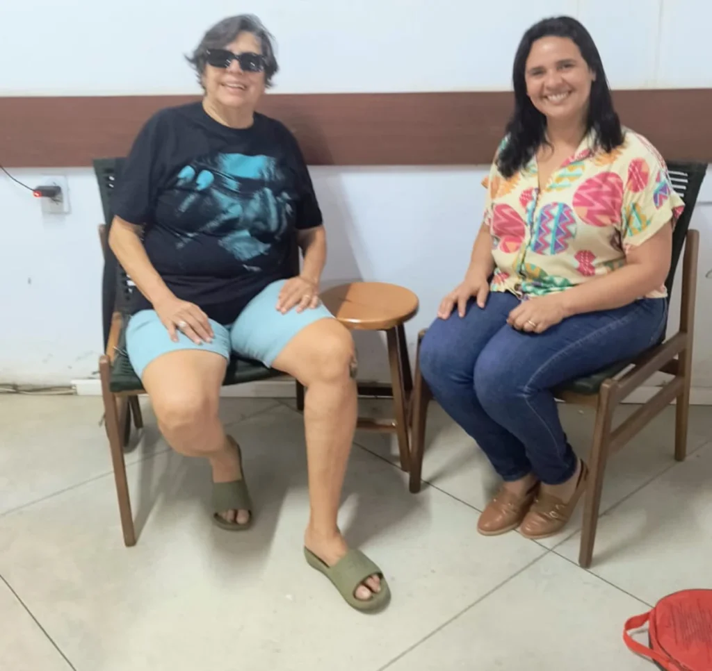 Juçara e Andreza sentadas