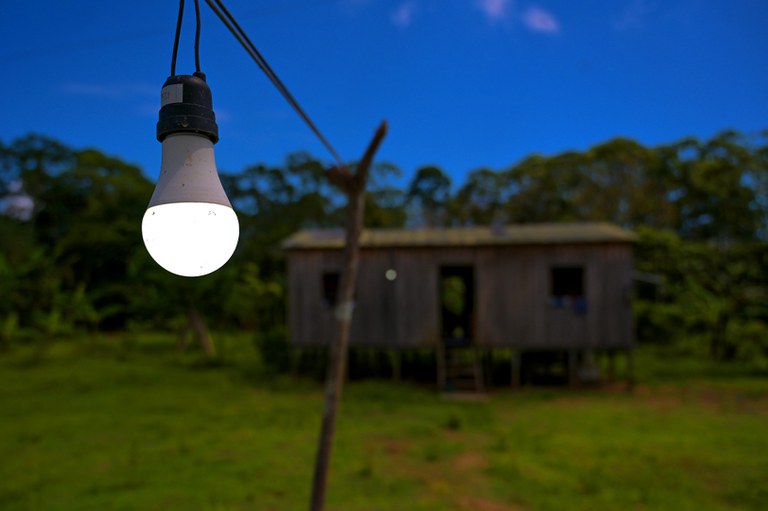 lampada num quintal de uma casa