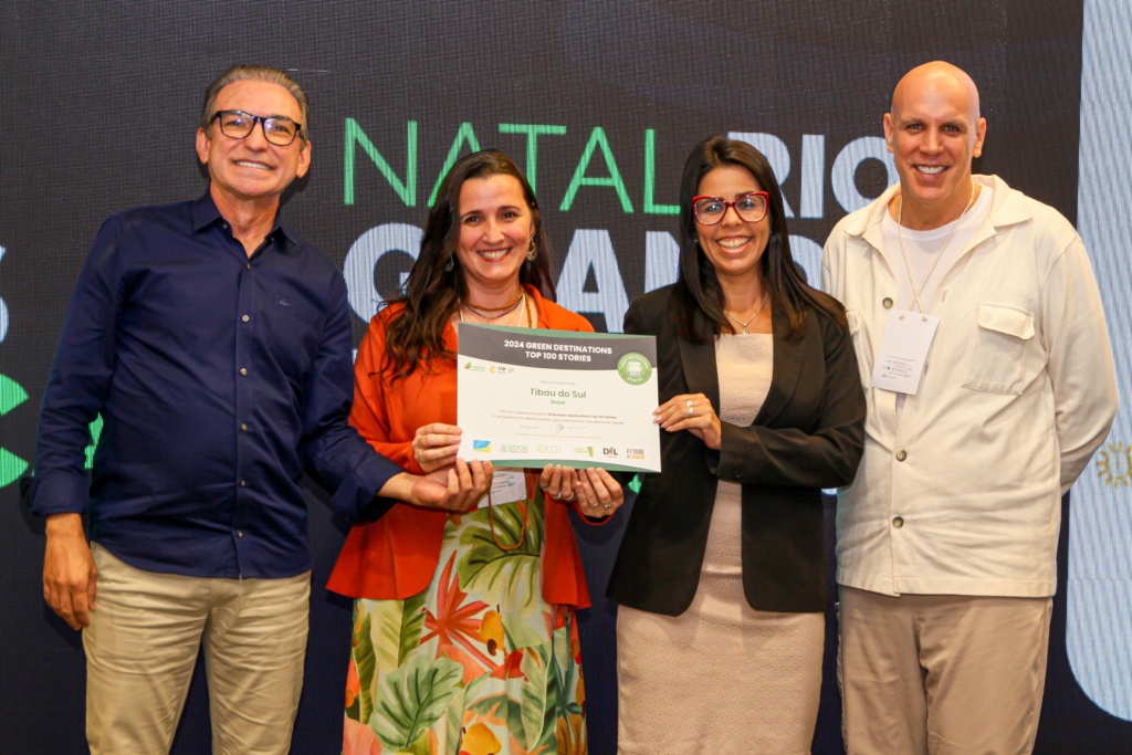 pessoas posando com o certificado