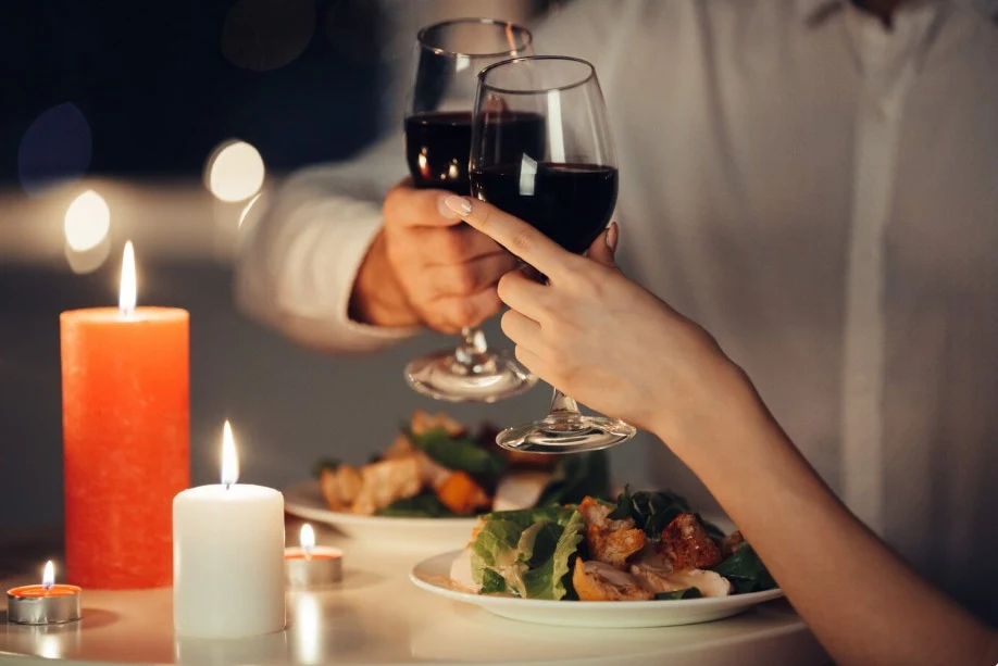 taças de vinho em brinde