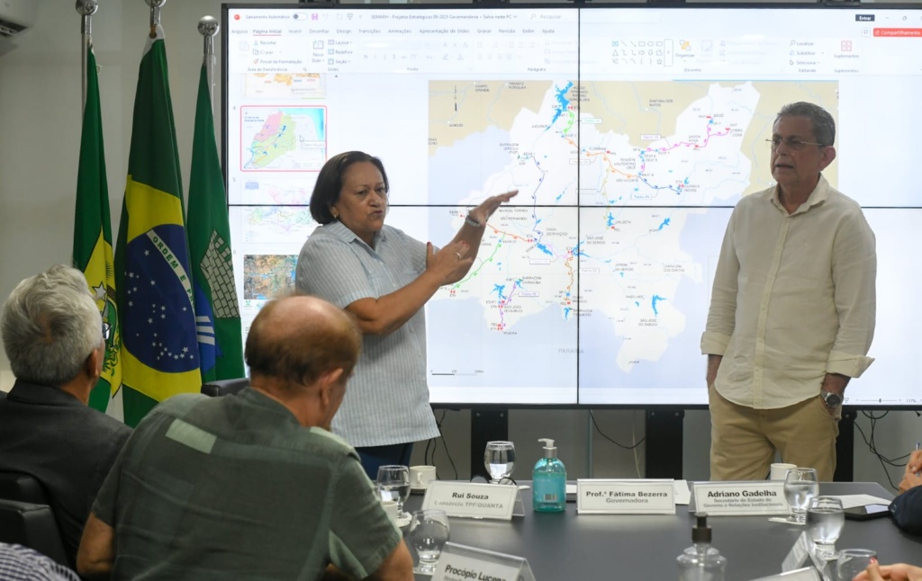 Governadora Fatima fala em reunião