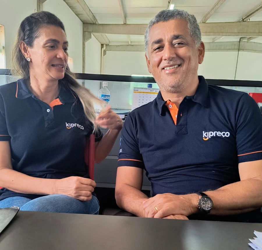 duas pessoas sentadas conversando