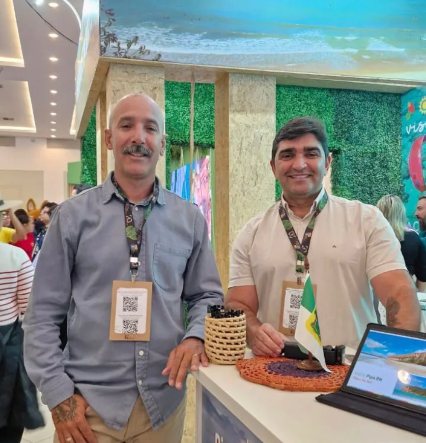 pessoal trabalhando na feira