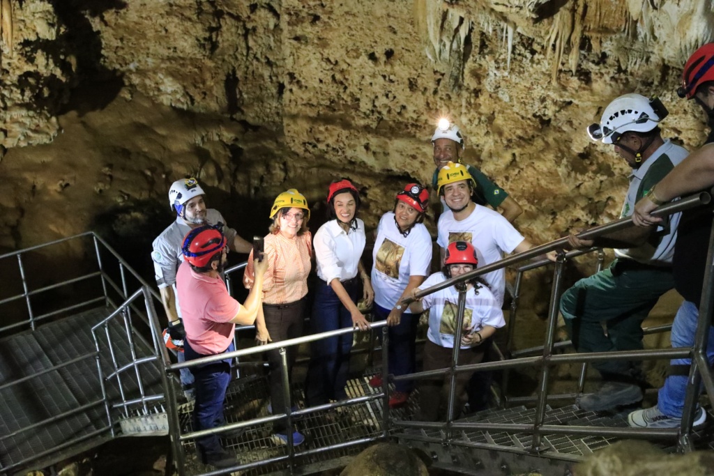 governadora acomparnhada visitando gruta