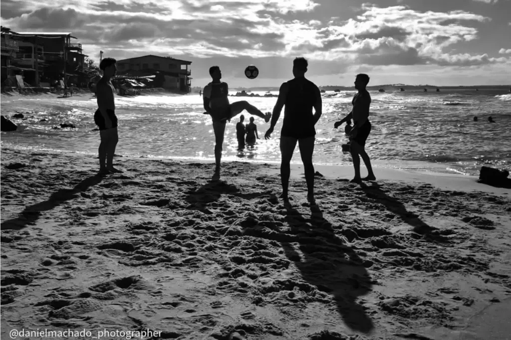 jovens com bola na areia da praia