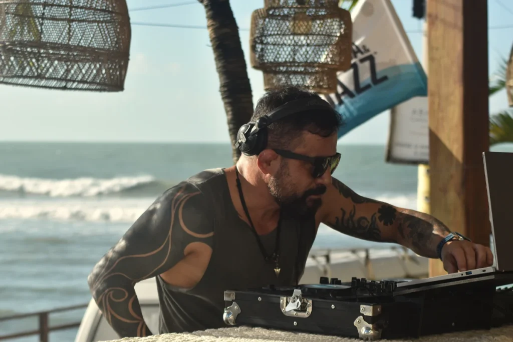 DJ Cris Flores tocando no Makai