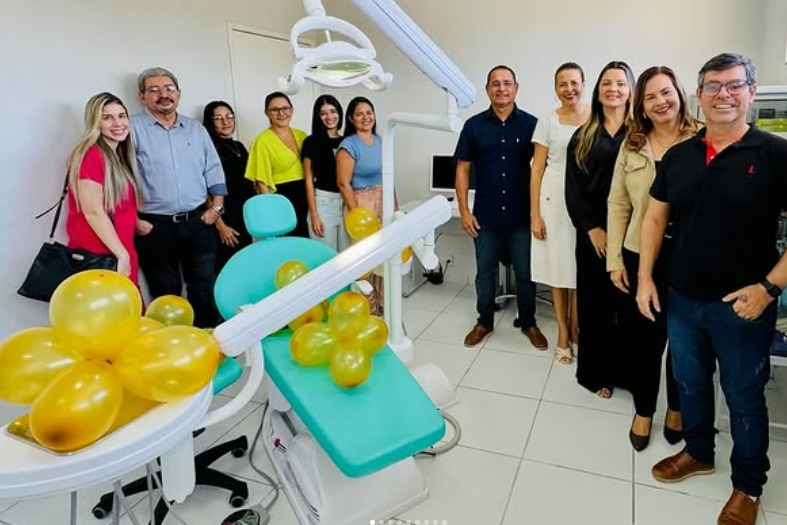 pessoas num consultorio odontologico