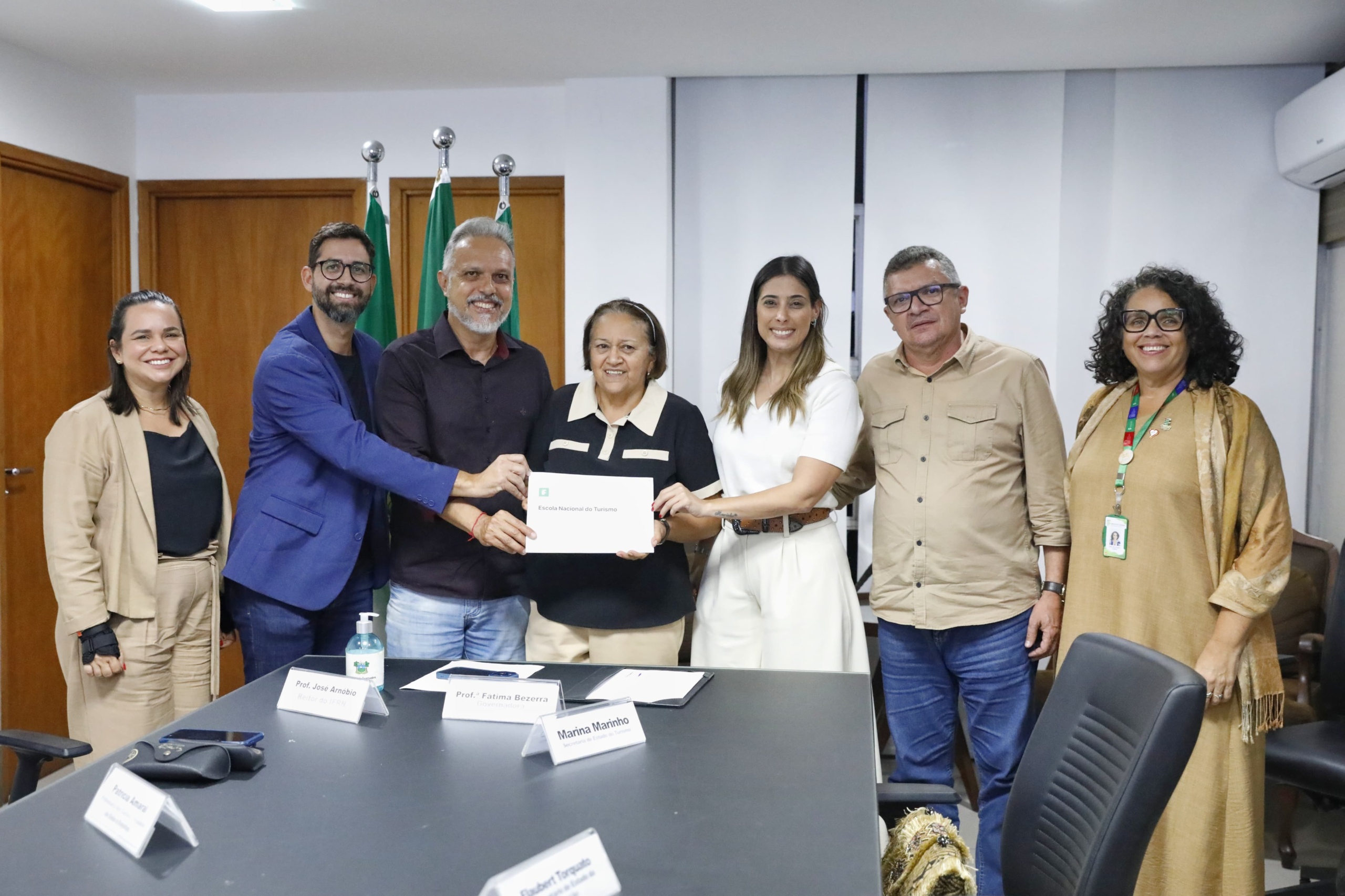 autoridades pousando para foto com documento