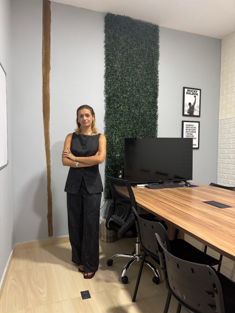 moça possando em sala de reunião