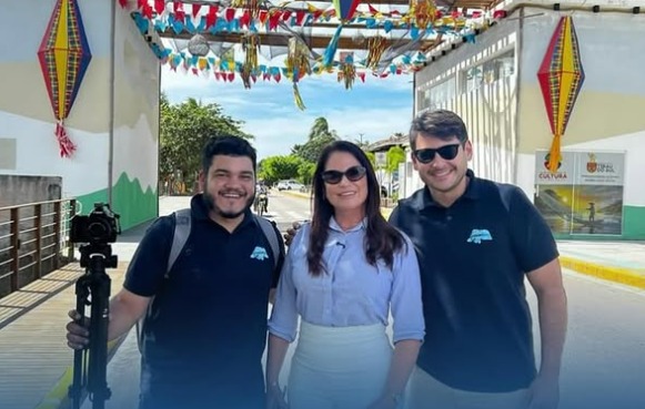 neide costa posando para foto com equipe do sus