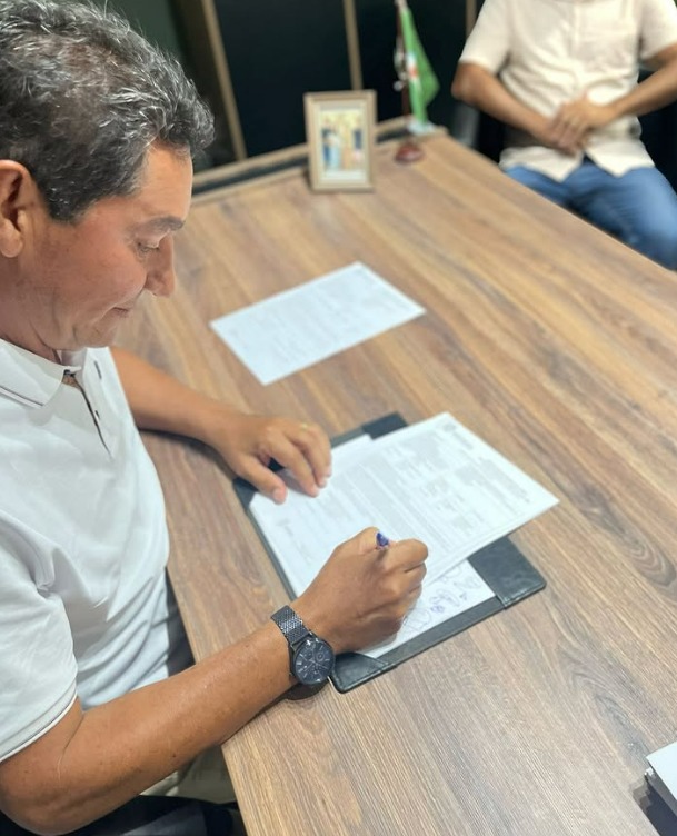 assinatura de ordem de Serviço em Tibau do Sul pelo prefeito Valdenício Costa