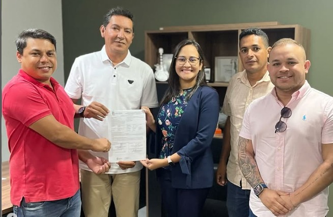 prefeito e equipe pousando com documento