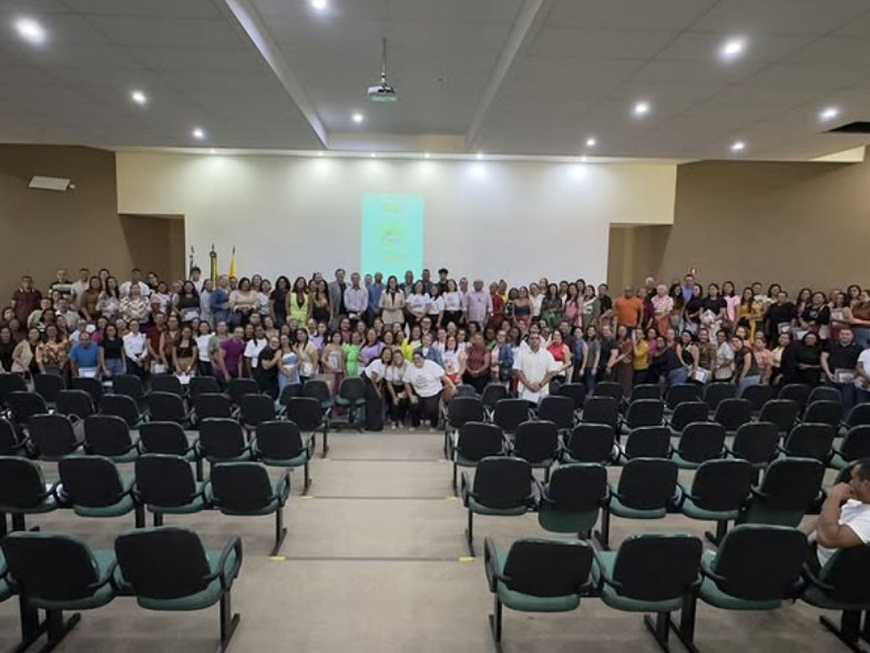grande numero pessoas no palco de auditorio