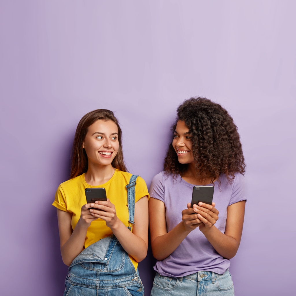 mulheres com celular na mão