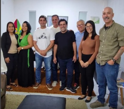 pessoas pousando para foto