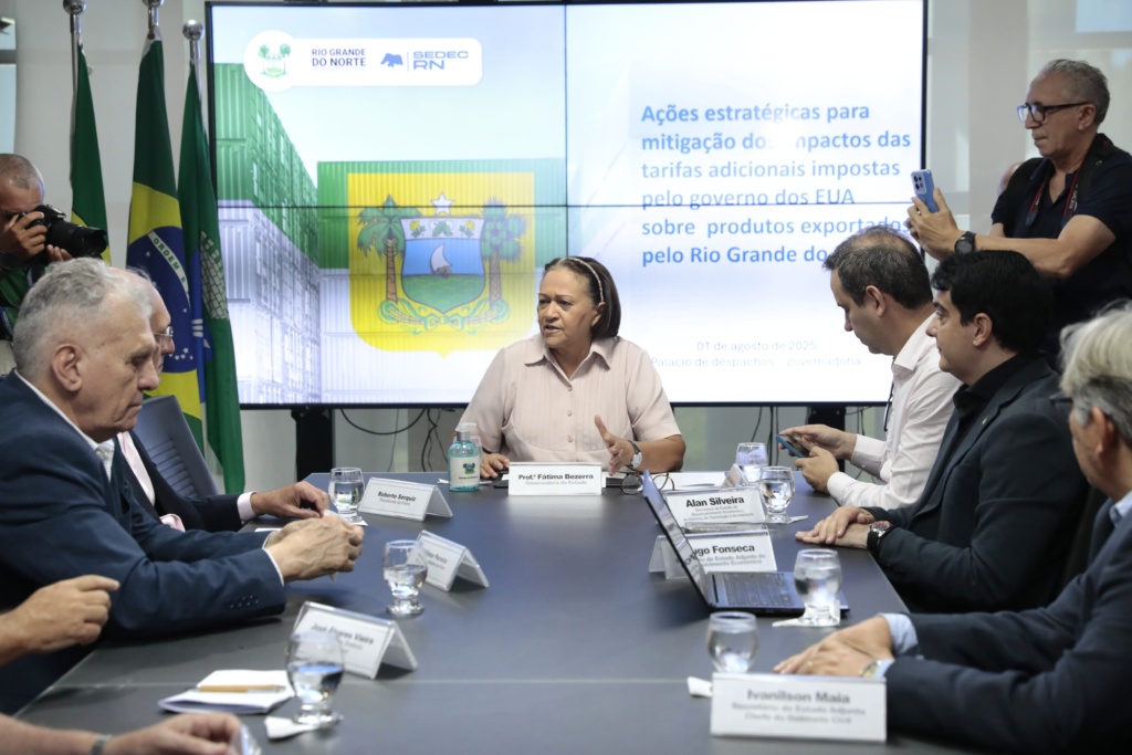 governadora em reunião