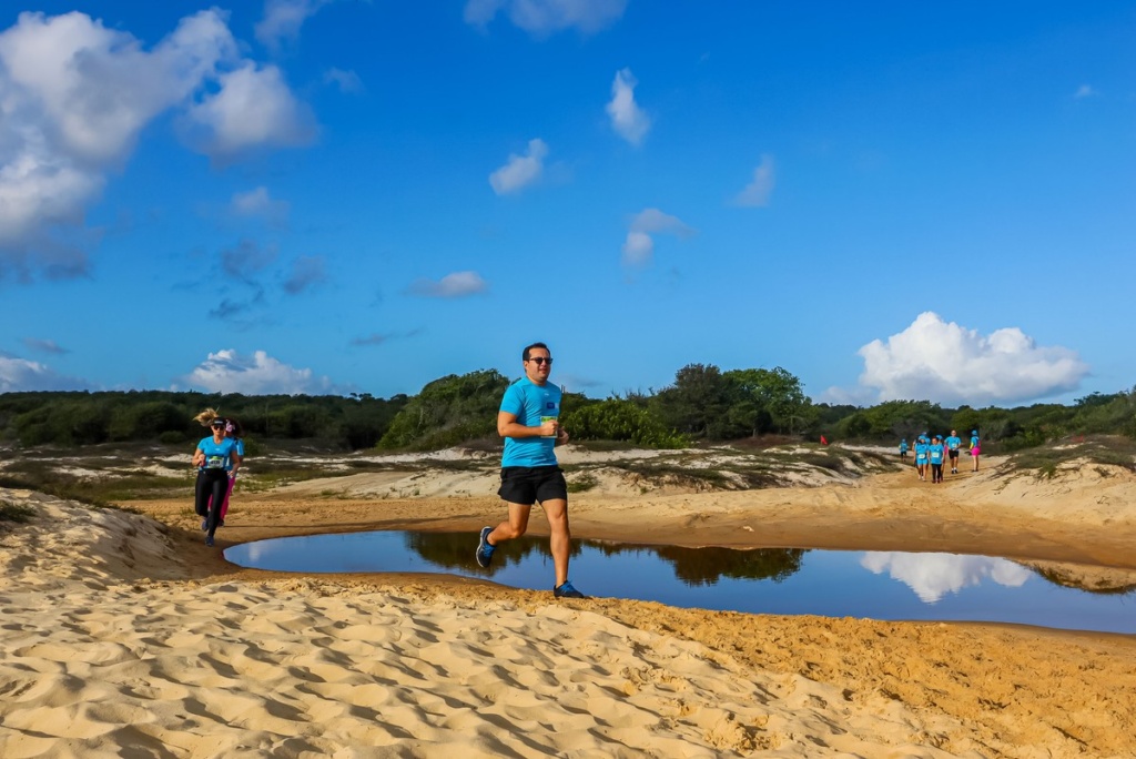 homem correndo na areia da praia em Pipa Rn