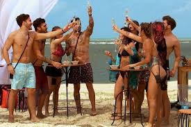 pessoas bebendo na praia