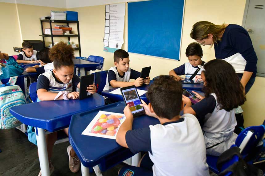 Crianças usam tablets em colégio FOTO Divulgação Pref. Jundiaí