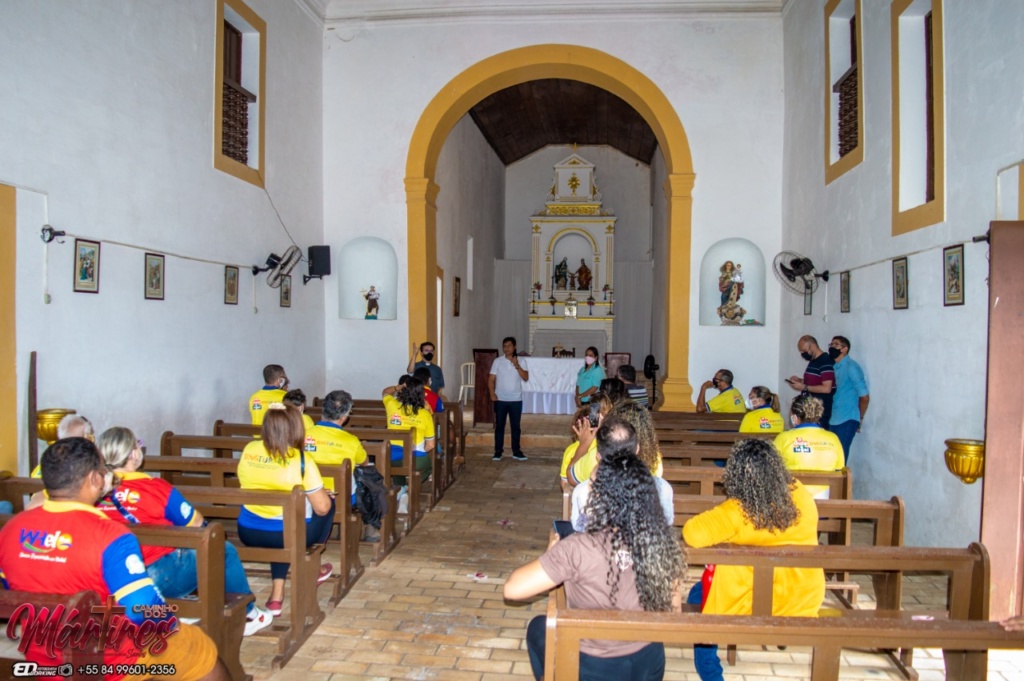 pessoas na igreja
