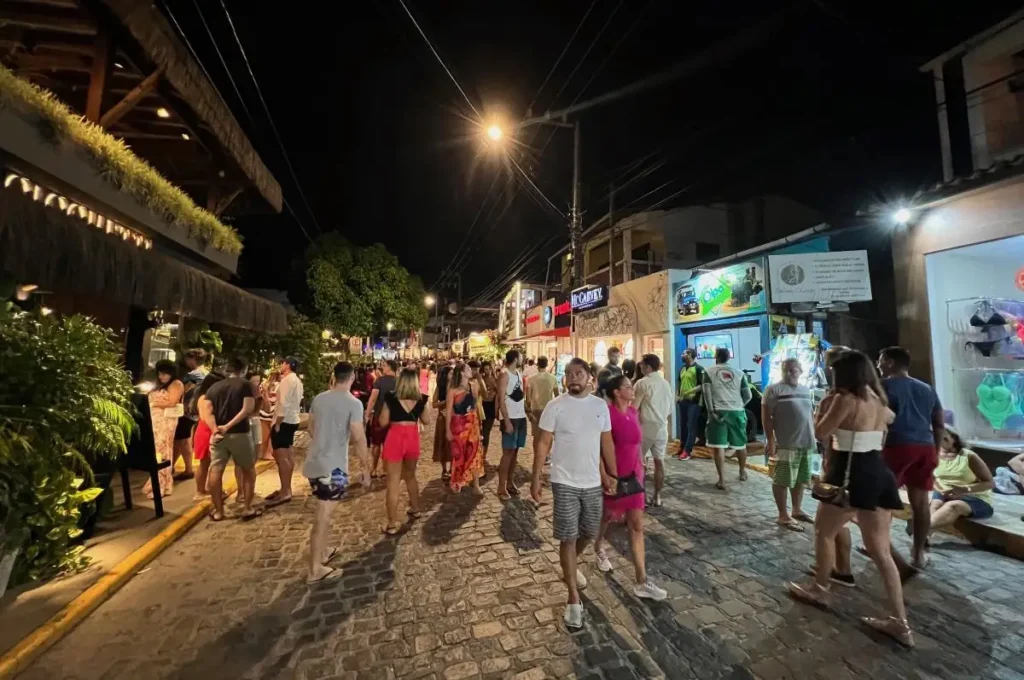 rua central da praia da pipa