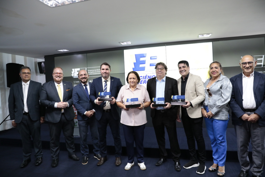 Governadora e autoridades possando para foto