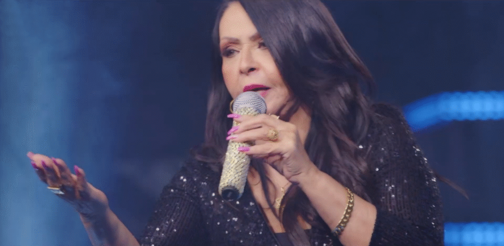 Shirley Carvalhaes cantando