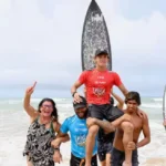 Rafael Barbosa é campeão do QS 1000 na Praia da Taíba e é carregado por Jadson André e Samuel Joca Foto Lima Junior