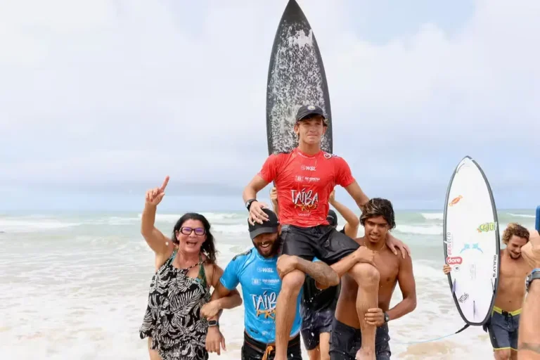 Rafael Barbosa é campeão do QS 1000 na Praia da Taíba e é carregado por Jadson André e Samuel Joca Foto Lima Junior