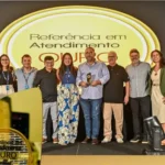 pessoas posando para fot