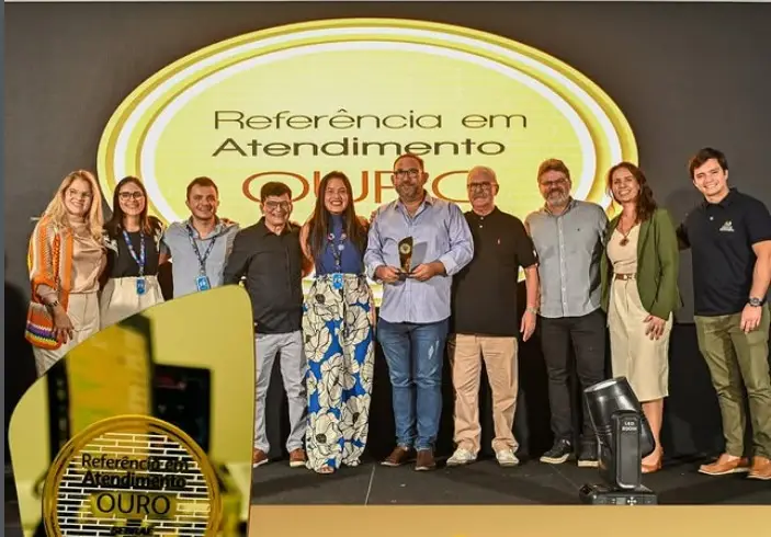 pessoas posando para fot