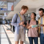 TURISTAS EM AEROPORTO