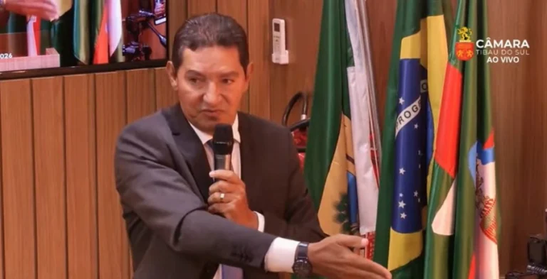 Prefeito em sessão na câmara